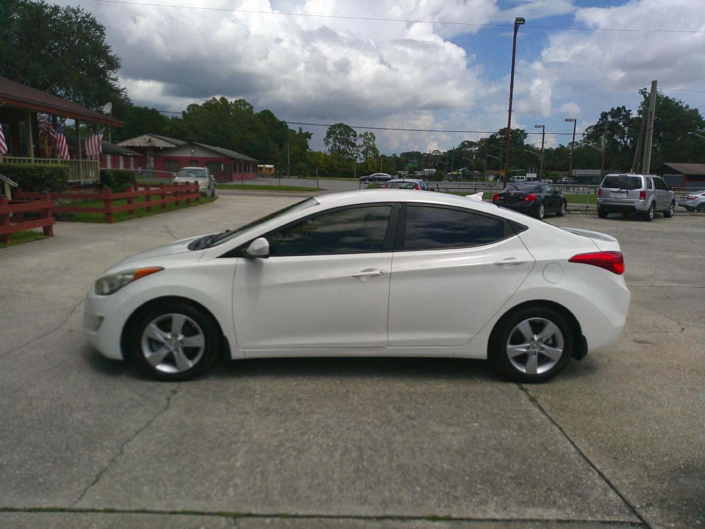 2013 WHITE HYUNDAI ELANTRA GLS; LIMITED (5NPDH4AE3DH) , located at 1200 Cassat Avenue, Jacksonville, FL, 32205, (904) 695-1885, 30.302404, -81.731033 - Photo#1